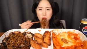 Мукбанг чанжанмен, курица , ттокпокки Еда на камеру