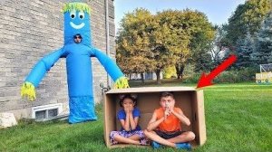 Хайди и Зидан играют с большими надувными игрушками. Веселое занятие на свежем воздухе