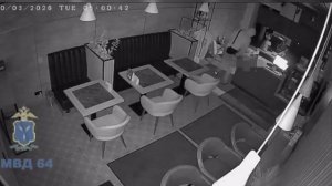 В Саратове полицейские задержали подозреваемого в кражах денег из цветочного и кофейни