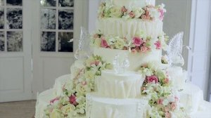 Торт с карамельными лебедями.