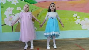 "Паровоз - букашка" сл. А. Морозов, муз. А. Ермолов. Исполняют Анна Иванилова и  Мария Брусова