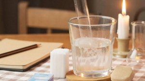 Химический опыт. Выделение углекислого газа при взаимодействии уксуса и пищевой соды.