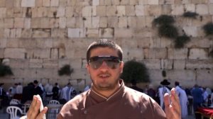 Ренат Агзамов снимает силиконовую форму со _Стены Плача_ в Иерусалиме