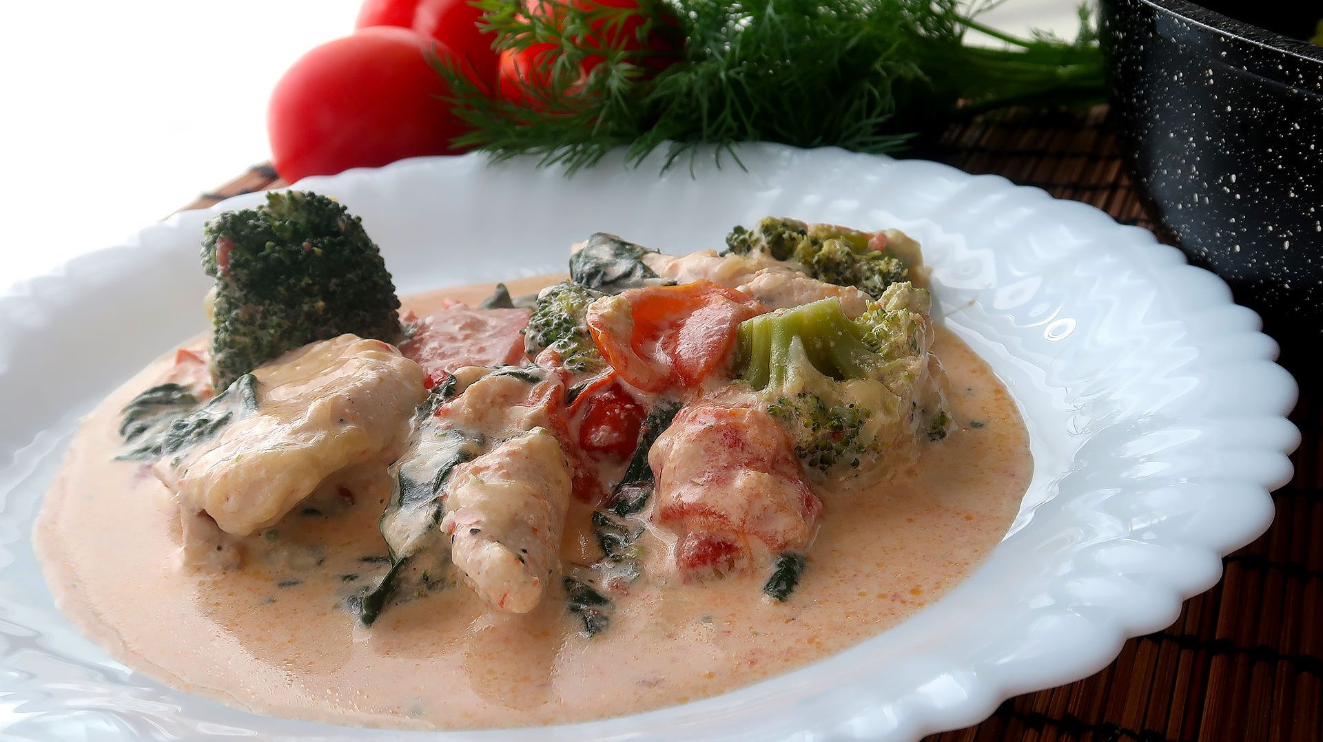 Куриное филе с овощами на сковороде в сливочном соусе