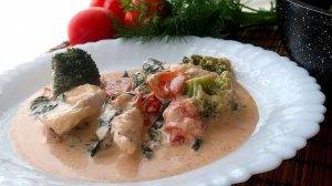 Куриное филе с овощами на сковороде в сливочном соусе