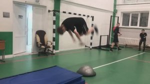 Снова делаем сальто вперед. Я почти научился делать сальто вперед!