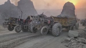 Тракторная суета. Кипит работа в карьере. Пакистан