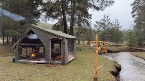 Уютный кемпинг в надувной палатке возле звонкой реки.