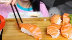 Мукбанг лапша удон и суши Еда на камеру