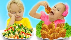 Крис учится делиться едой и притворяться, что готовит игрушечную еду