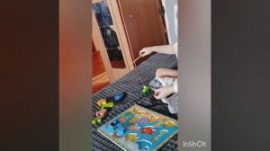 Арсений играет в магнитную рыбалку.Изучаем игру.)