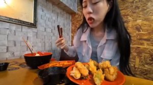 Мукбанг ттокпокки, жареный кимпбап, курица, рыбные лепёшки Еда на камеру