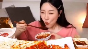 Мукбанг лапша с морепродуктами Еда на камеру