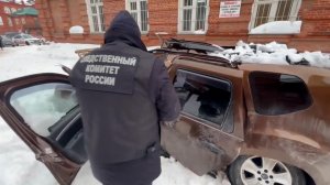 В Пермском крае упавший с крыши снег раздавил машину: кадры с места ЧП.