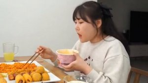 Мукбанг лапша Булдак, сырные шарики Еда на камеру