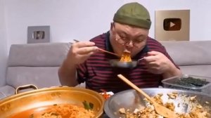 Мукбанг лапша и яичница Еда на камеру