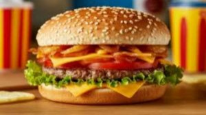 Бургеры и шаурму хотят запретить продавать россиянам до 21 года