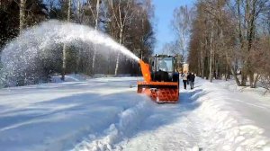 Коммунальщики опробовали новую роторную снегоуборочную машину