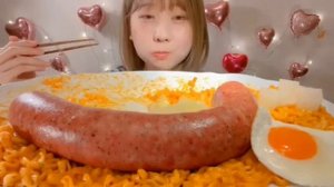Мукбанг сырная лапша и колбаса Еда на камеру