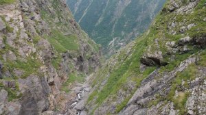 Расщелина в ущелье Аманауз с горным потоком