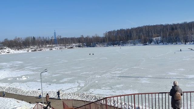 рыбаки на зимней рыбалке