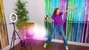 Настя принимает душ с конфет