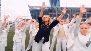 Все СМИ во Франции обсуждают этот клип  французского певца Франсиса Лаланна и нашей Елены Максимовой