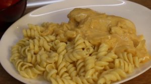 Нежное куриное филе в сливочном соусе.