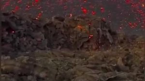 Эпичное извержение вулкана на французском острове Реюньон в Индийском океане: километровые потоки ла