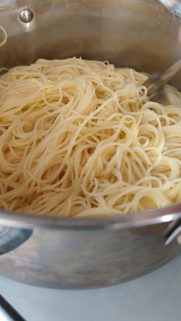 Мой муж обожает капеллини Barilla, а мне и хорошо, они варятся 4 минуты