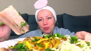 Мукбанг картошка жареная, селедка с луком,капуста квашенная. Еда вкуснота.