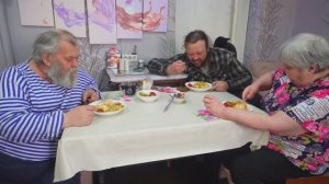 Так вкусно кушаем всей семьёй Лепили котлеты всю ночь Труженики пашут Переезд из города в деревню