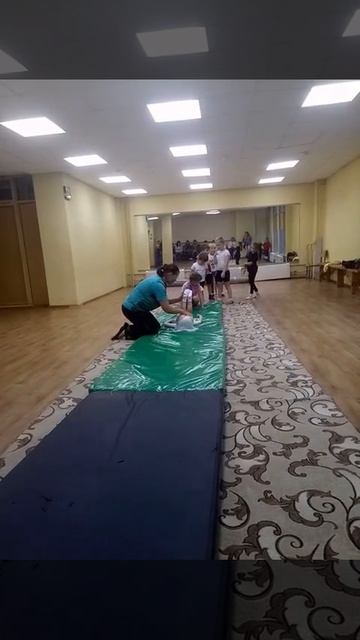 Учится делать кувырок