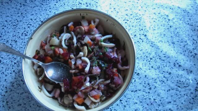 Царский винегрет с кальмарами и грибами. Подаю на праздничный стол