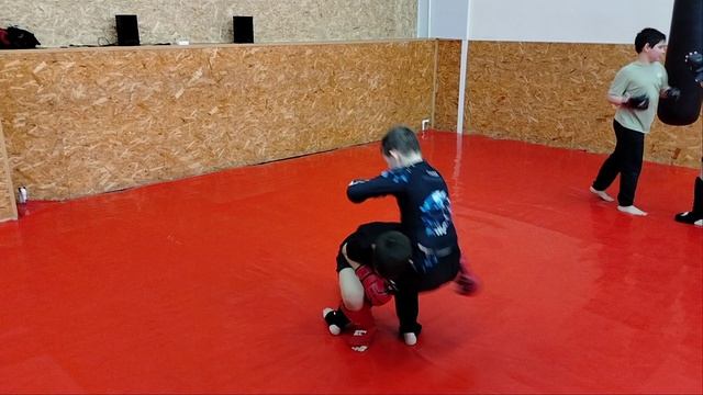 Тренировки детской группы ММА. Отработка комбинации