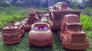 Мультики для детей про машинки Маквина и друзей которые на мойке катятся с горки. Мультики малышам