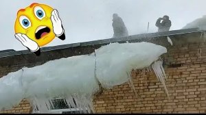 Прогулка по улице Московской может быть не безопасной с крыши падает глыба льда