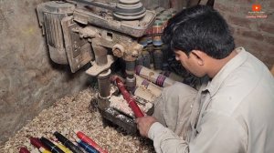 Мастер изготавливает традиционную деревянную детскую колыбель.