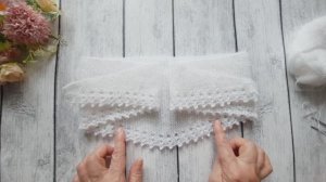 Белая косыночка с красивым краем..