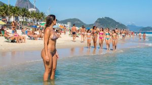 красивые женщины в бразилии гуляют в микробикини