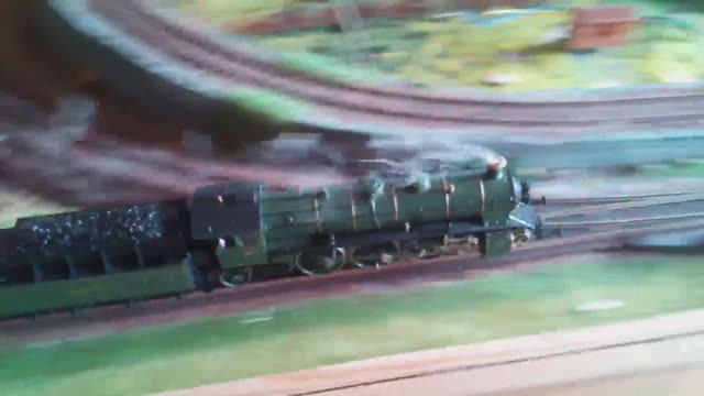 Паровоз BR18 с вагонами и дымком.