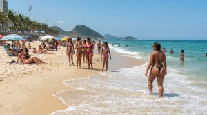 Бесстыжие бразильские девчонки в мини бикини отрываются на пляже