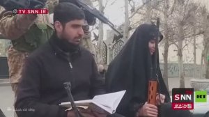 زفاف في ظل الحرب.. عروسان إيرانيان على مركبة عسكرية يحملان بنادق خلال المراسم