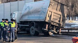 Такси закрутило посреди проезжей части и выбило фуру с дороги