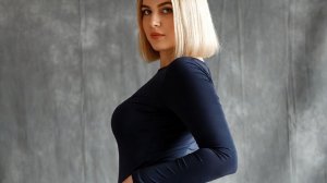 Брюнетка в джинсовом костюме