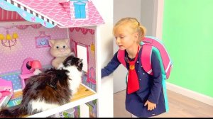 Софунья Шалунья - София учит Нику ухаживать за котом.