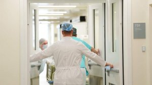 В Госдуме призвали отказаться от рекомендаций Минздрава о цвете одежды врачей