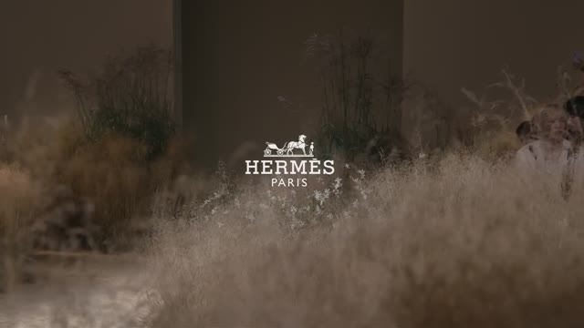 Показ женской коллекции Hermès весна-лето 2024