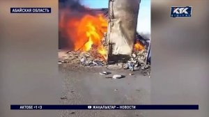 Горящую фуру два часа тушили на трассе в Абайской области. В чрезвычайной ситуации оказался водит...