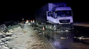 Три человека погибли в ДТП с микроавтобусом и фурой под Новосибирском